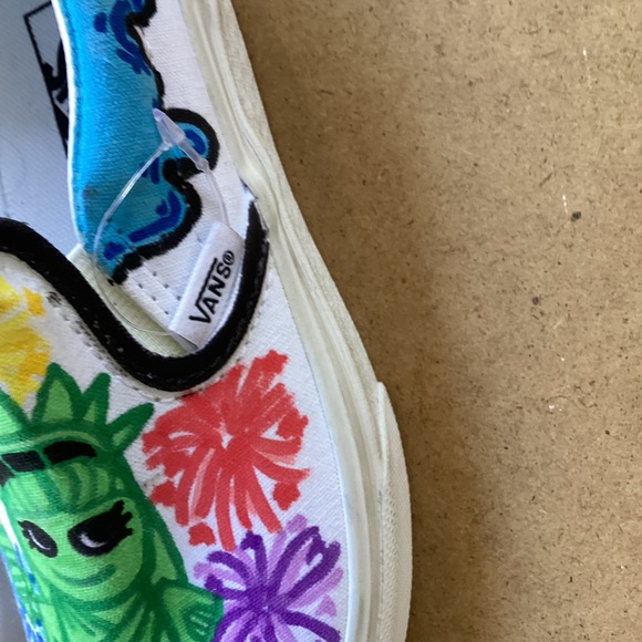 Vans NWOT white shoes with graffiti New York graphics, size 1 - Picture 3 of 11